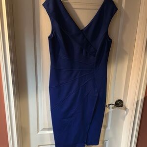 Maggy London Blue Ruched V-Neck Sheath Midi Dress